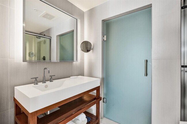 Building Photo - 3101 Bayshore Dr