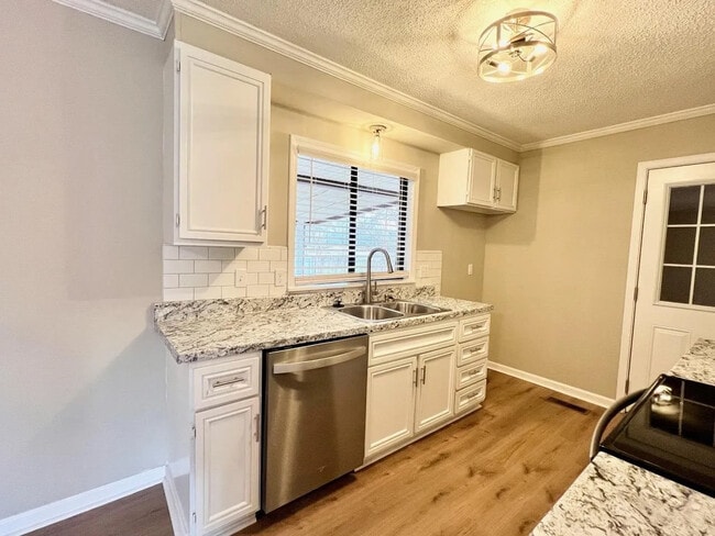 Building Photo - 848 Southview Dr