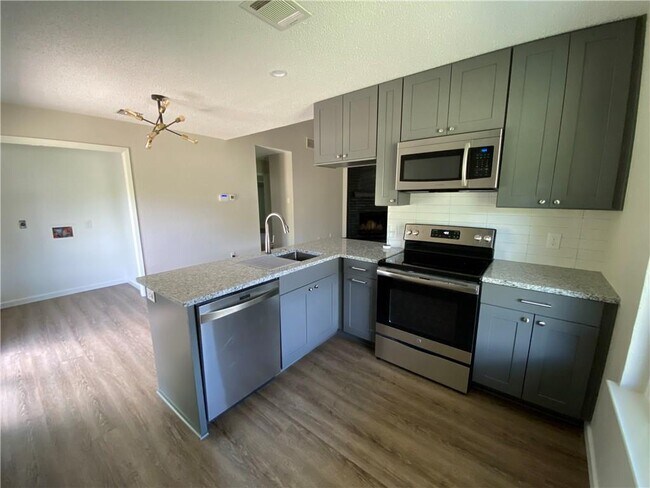 Building Photo - 1715 Shadowview Dr