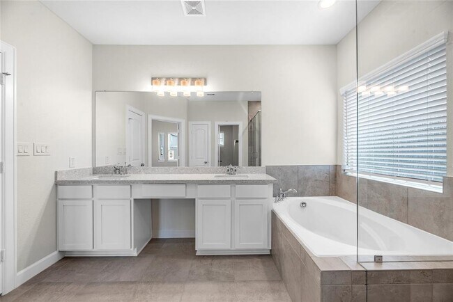 Building Photo - 11908 Briarwood Hill Way