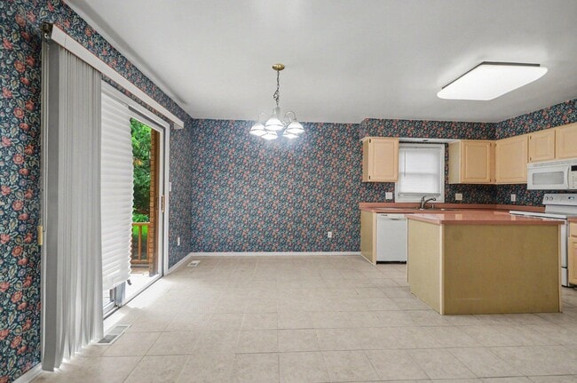 Building Photo - 456 Essex Dr