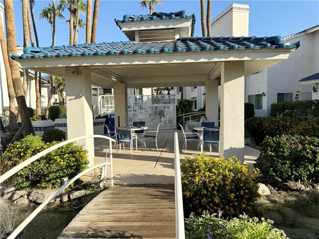 Building Photo - 1800 Club House Dr