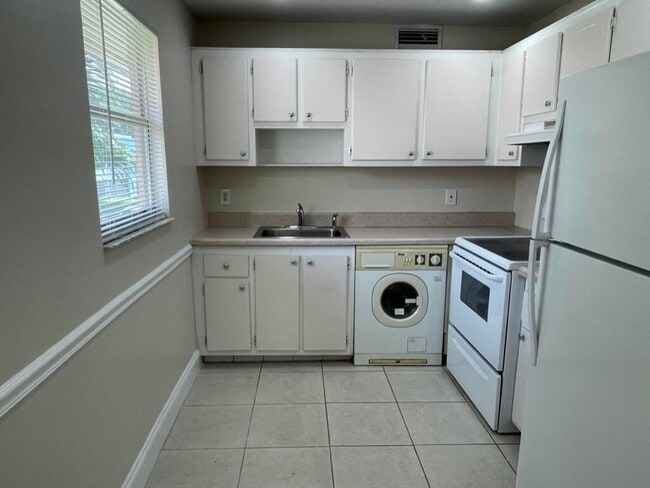 Building Photo - 472 Saxony Way