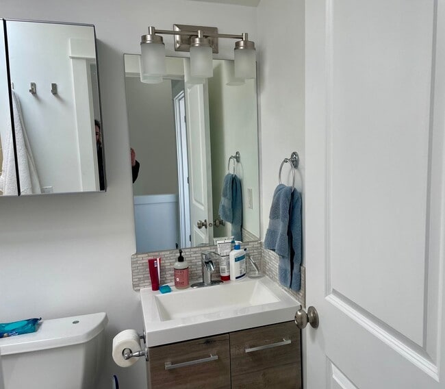 Building Photo - Welcome Home 2b/1ba Sun Drenched Townhome - West Seattle Fauntleroy Neighborhood