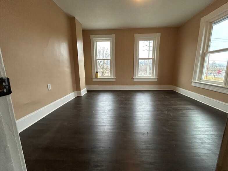 Building Photo - 1668 Memorial Ave