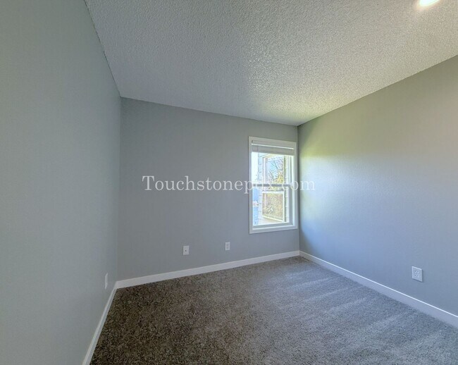 Building Photo - Updated 3 BR Apartment with Patio in Portland