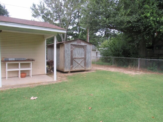 Building Photo - Questions call Peggy Goodman 501 676 1758