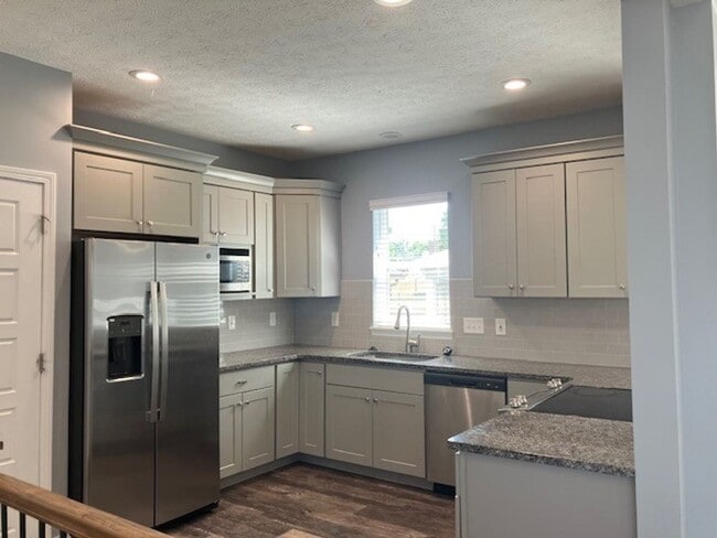 Building Photo - Beautifully Renovated House