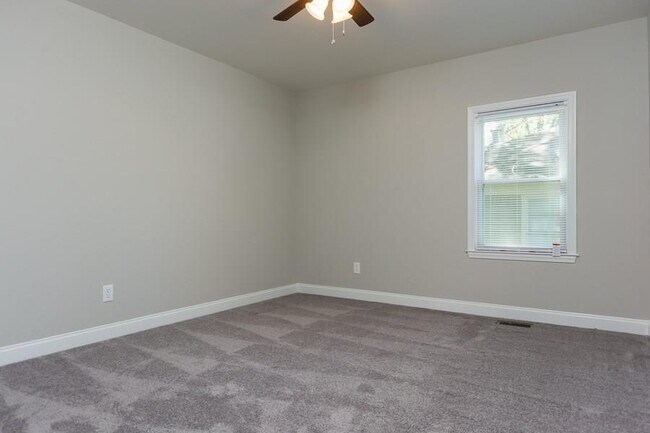 Building Photo - 124 Woodbine Cir SE