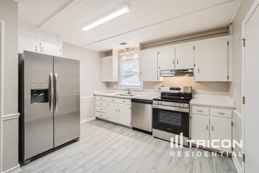 Building Photo - 5313 Larewood Dr