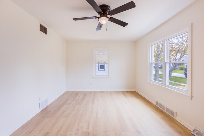 Family room - 1122 Clearview St NW