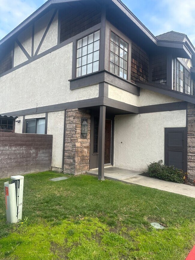 Building Photo - Charming 3-Bed/2.5-Bath Townhome with 2-Car Garage in Garden Grove