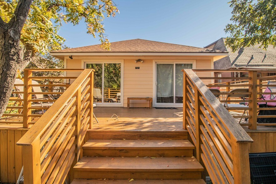 Large deck for entertaining - 3424 Rogers Ave