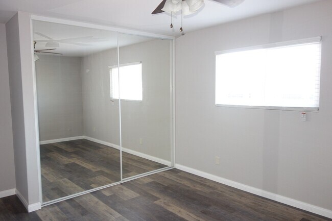 Building Photo - Renovated Large 2 Bedroom/1 Bathroom Top F...