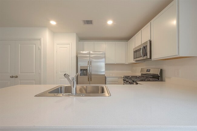 Building Photo - 1491 Las Cuevas Dr