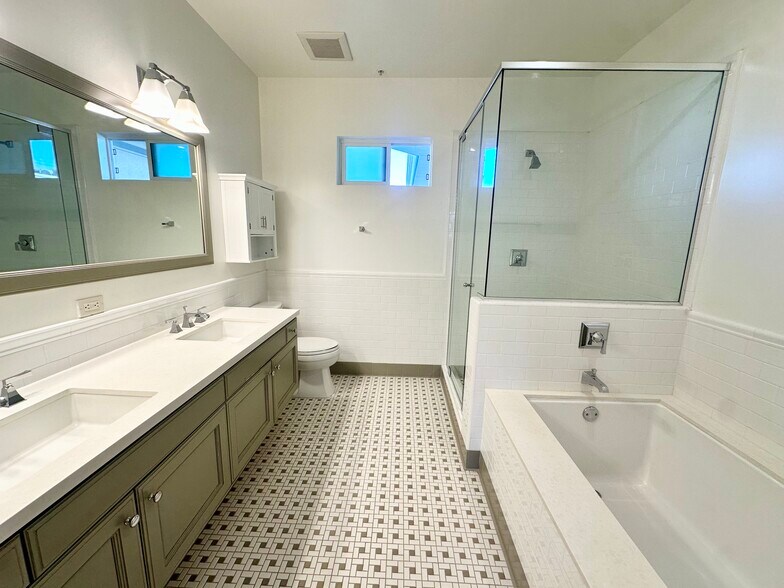 Building Photo - 1625 Granville Ave