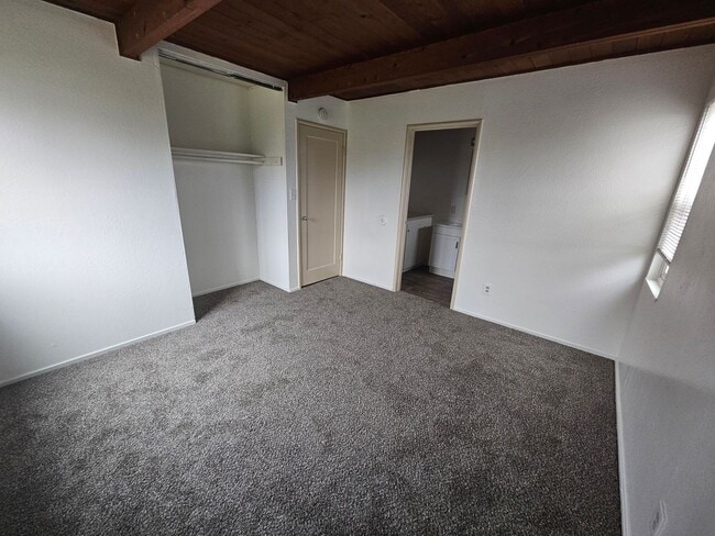 Building Photo - Spacious 4 Bedroom 2 Bath Home WITH BONUS ...