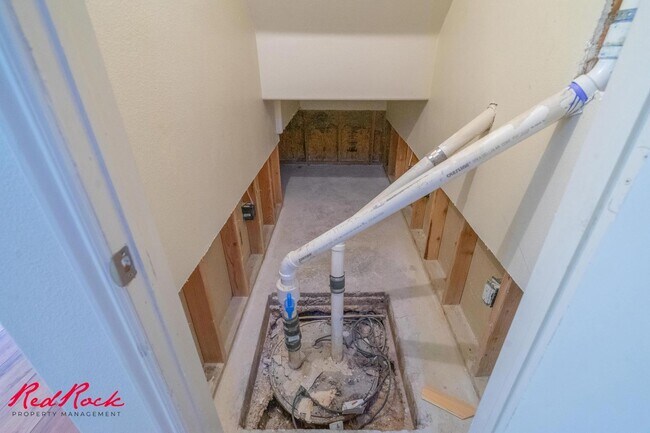 Building Photo - Fresh Carpet! Spacious 5-Bedroom Townhome