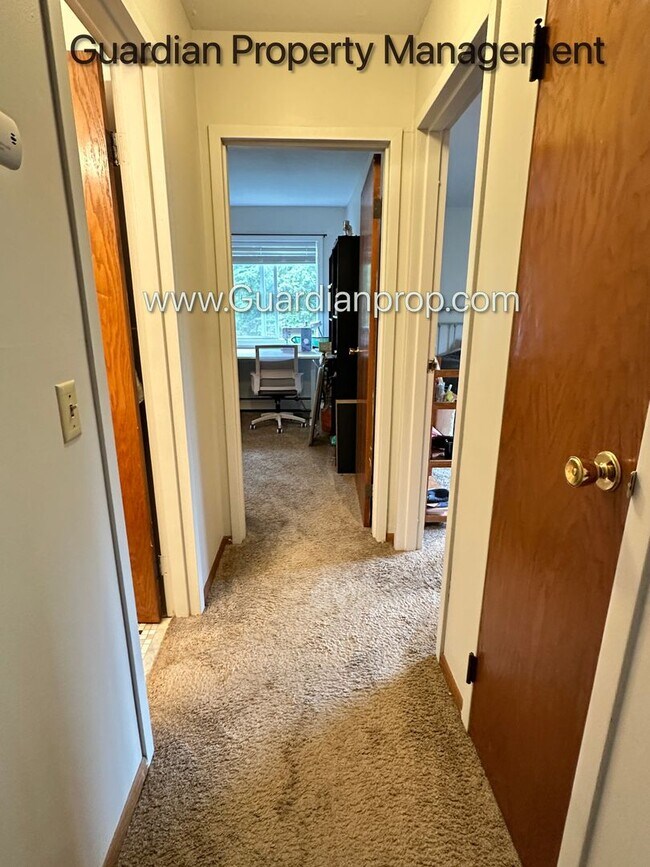 Building Photo - Top Floor w/Balcony, Excellent Condition, ...