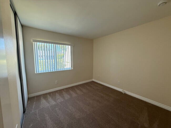 Building Photo - Must see !! 3 Bedroom Condo for Lease with a 1 Car Garage