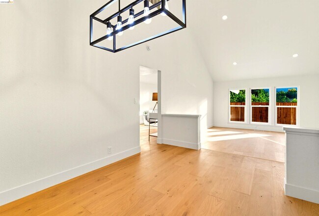 Building Photo - 11 Paddock Ct