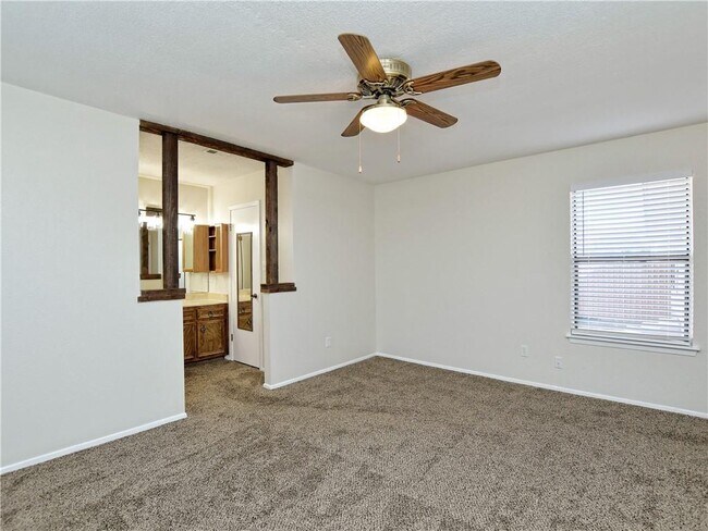 Building Photo - 604 Hill Cove