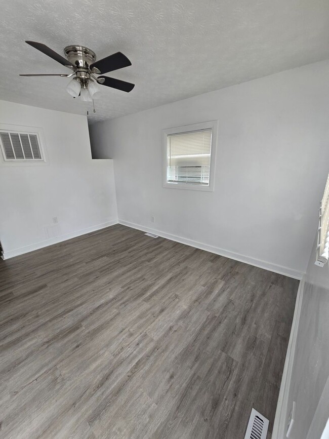 Building Photo - 2 BEDROOM SINGLE FAMILY