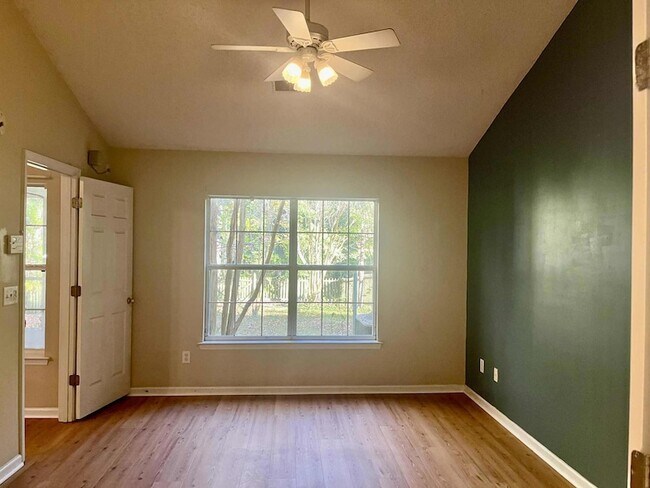 Building Photo - 524 Beverly Dr