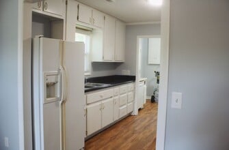 Building Photo - Great 2 bed 1 Bath Duplex