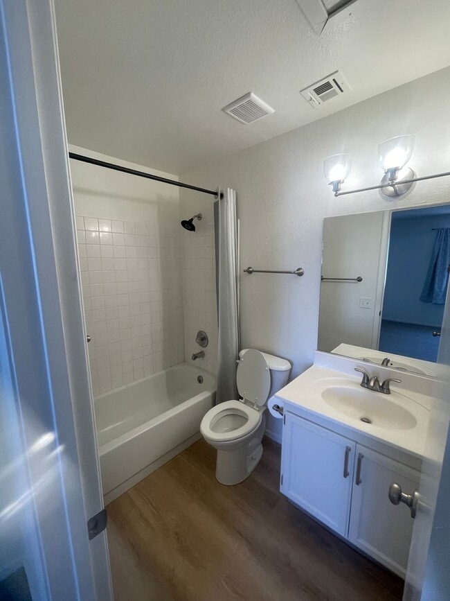 Building Photo - Beautiful upstairs 2-bedroom, 2-bathroom apartment APRIL RENT FREE!!