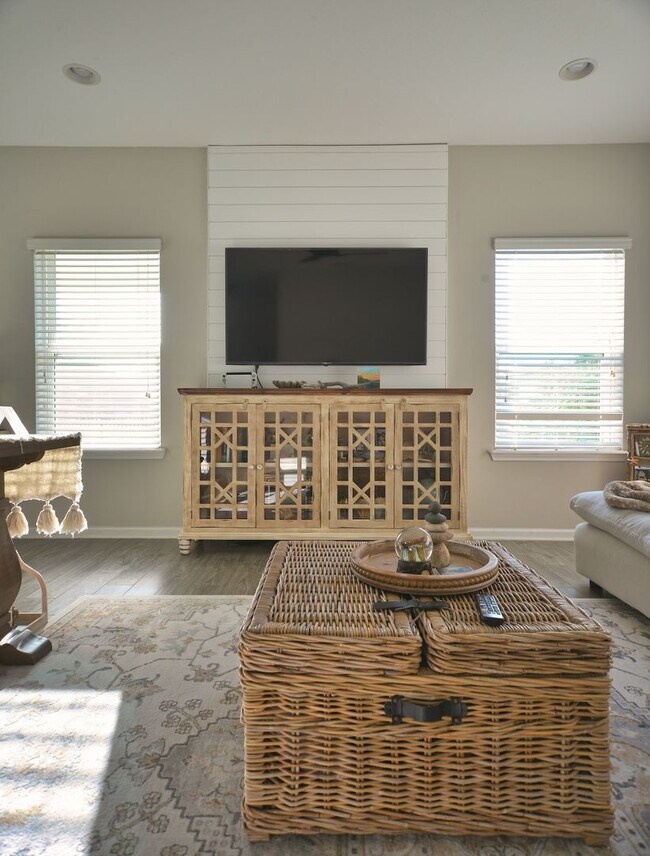 Building Photo - Beautiful Pond-Front Home Near Amelia Concourse