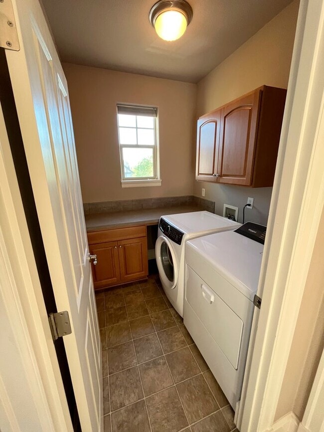 Building Photo - Stunning Corner Home in King City with Washer/Dryer Included, Private Courtyard!