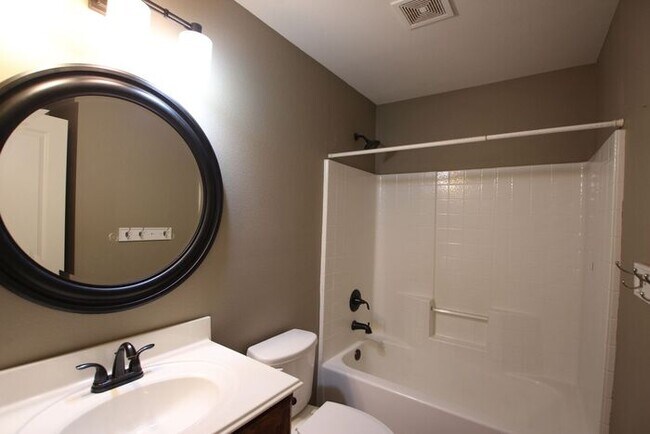 Building Photo - Tour Today! 3 Bedroom 2 Bath in Lindale ISD!