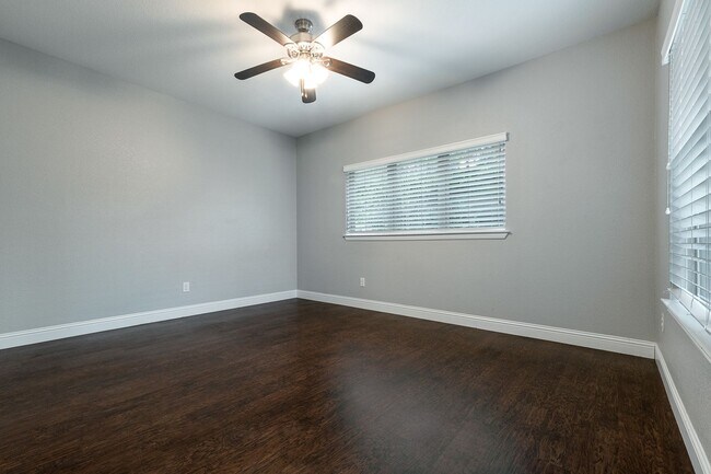 Building Photo - * MOVE IN July 6th 2027 * $8400/$1400 per Bed * 6 Bed 4 Bath, Short Walk to TCU