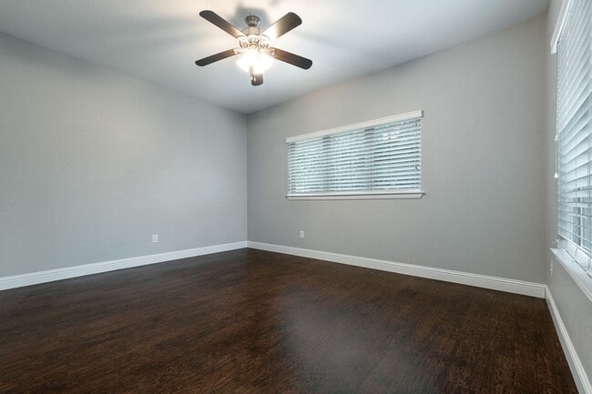 Building Photo - * MOVE IN SUMMER 07/06/2027 * 6 Bed 4 Bath, Walk to TCU, Free Light Housekeeping