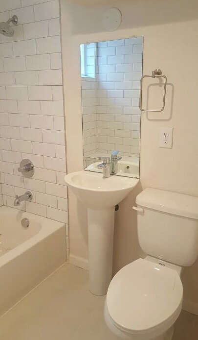 Building Photo - Spacious 5-Bedroom Gem on Locust Street – ...