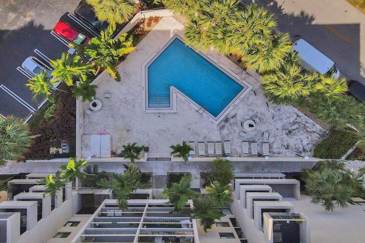 Building Photo - 2715 Tigertail Ave