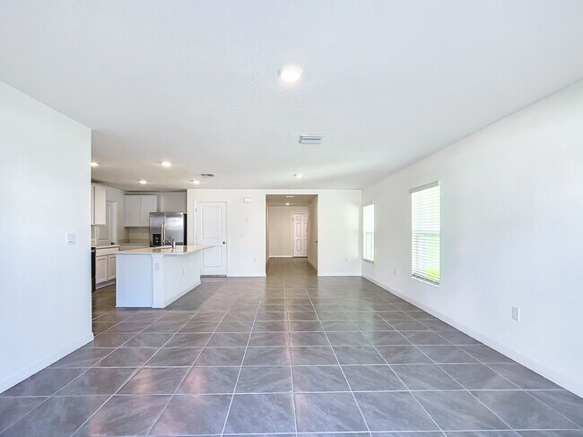 Building Photo - 5 Bedroom Rental Home with Large Backyard in Ocala Crossings!
