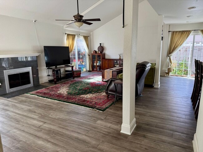 Building Photo - 726 Shawnee Ln