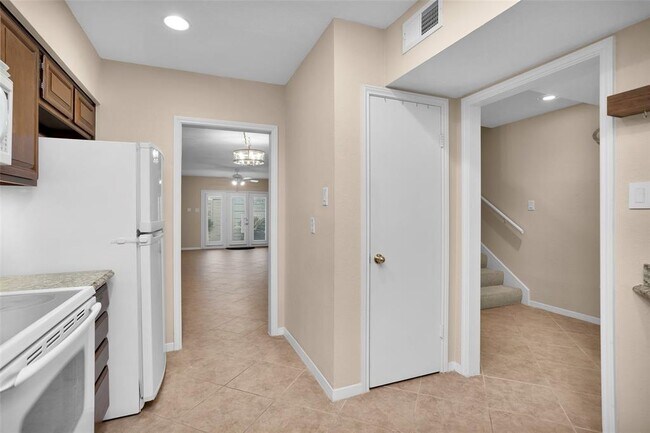 Building Photo - 938 Memorial Village Dr