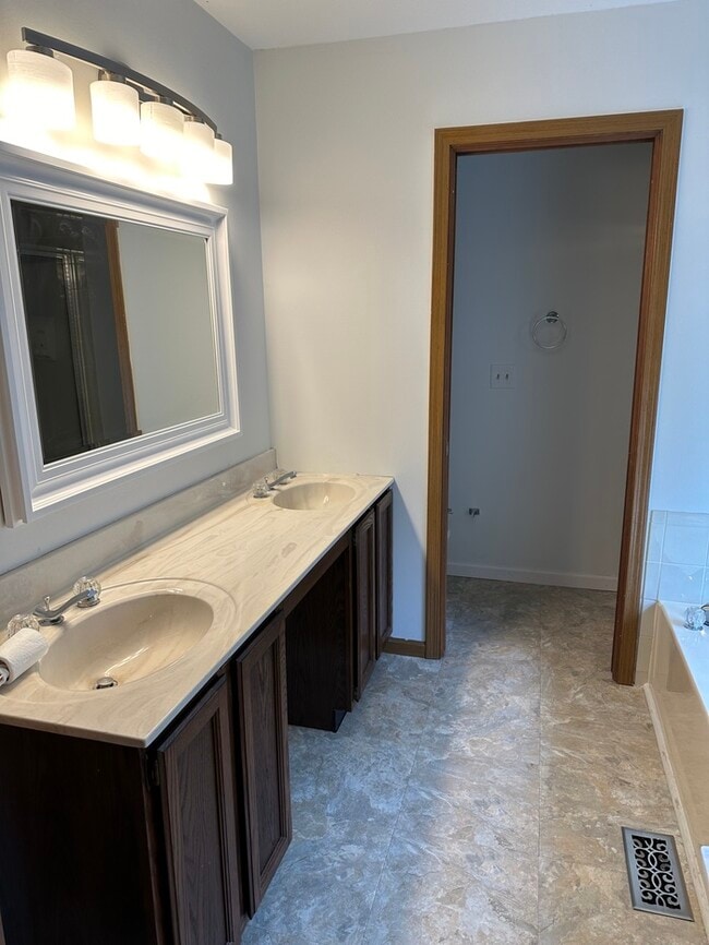 Building Photo - Beautiful 4Bedroom 2.5 bath 2 Car Garage I...