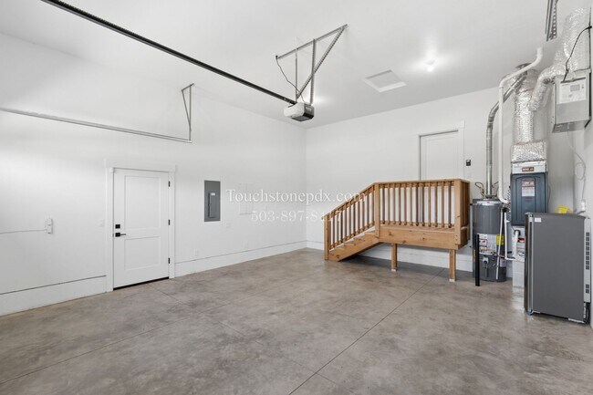 Building Photo - Stunning 3 BD, 2 BA Salem Home with Elegant Finishes!