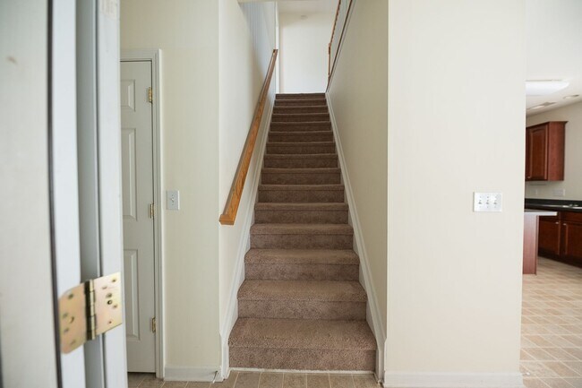 Building Photo - Spacious beautiful 4 bedroom 2.5 bath home  In Greensboro with an office/upstairs loft/ sunroom/ ...