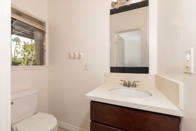 Building Photo - 3 bedroom/2bathroom front house in N. Alha...
