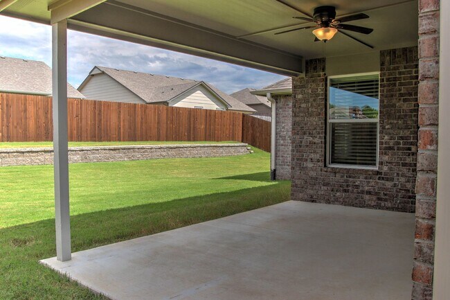 Building Photo - 4 bedroom, 3 car garage - Broken Arrow Schools