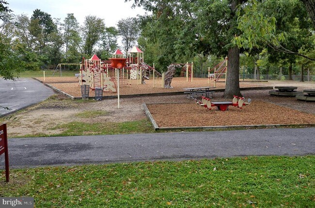 Building Photo - 4642 31st Rd S