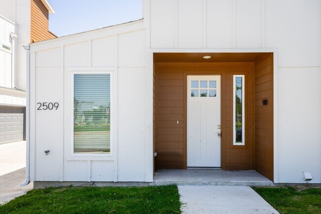 Building Photo - 2509 Benbrook Blvd