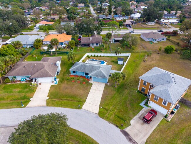 Building Photo - 801 Young Ave NW