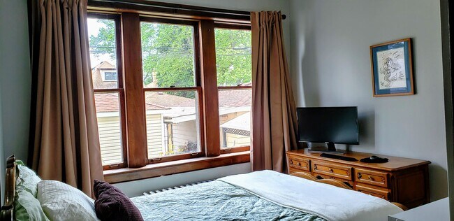 Building Photo - Historic 3 Bedroom in Portage Park
