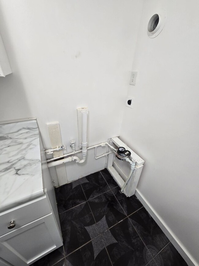 Building Photo - 2 BEDROOM SINGLE FAMILY